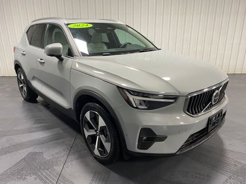 Used 2024 Volvo XC40 B5 Plus image 2