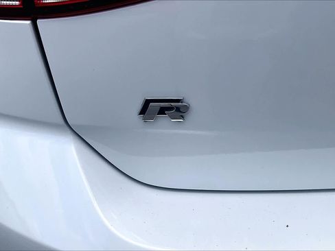 Used 2018 Volkswagen Golf R 4-Door AWD/4WD image 10