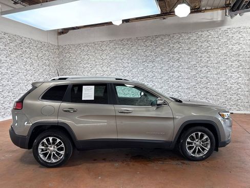 Used 2019 Jeep Cherokee Latitude Plus w/ Comfort/Convenience Group FWD image 8