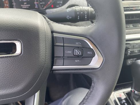 Used 2024 Jeep Compass Latitude image 12