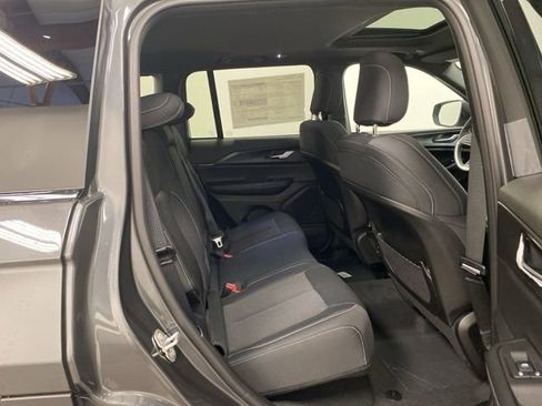 Used 2025 Jeep Grand Cherokee Laredo X w/ Luxury Tech Group I image 28