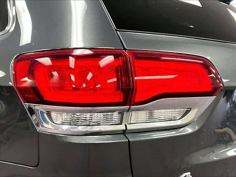 Used 2021 Jeep Grand Cherokee Laredo AWD/4WD image 28