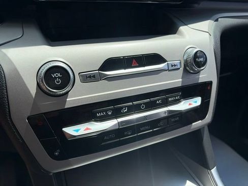 Used 2023 Ford Explorer XLT AWD/4WD image 16