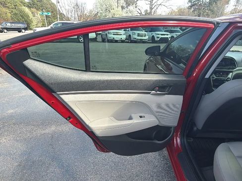 Used 2017 Hyundai Elantra SE image 18