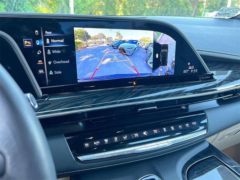 Used 2024 Cadillac Escalade Premium Luxury image 16