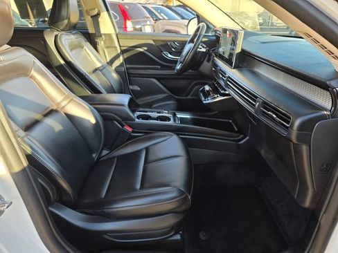 Used 2023 Lincoln Corsair Standard image 10