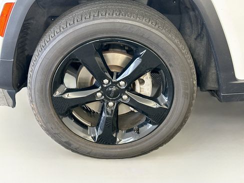 Used 2024 Jeep Grand Cherokee Altitude AWD/4WD image 36