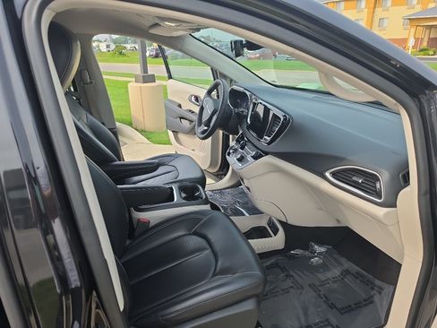 Used 2023 Chrysler Pacifica Touring-L FWD image 11