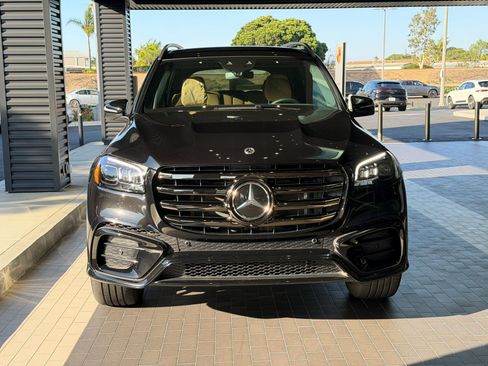 Used 2025 Mercedes-Benz GLS 580 4MATIC image 5