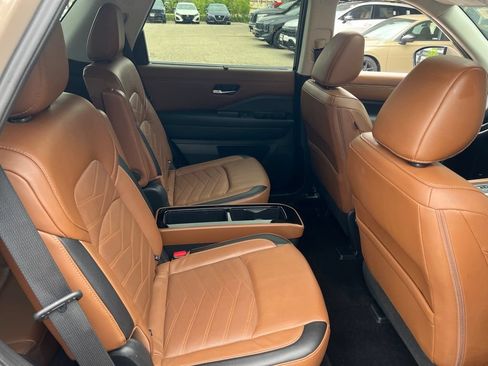 Used 2023 Nissan Pathfinder Platinum AWD/4WD image 16