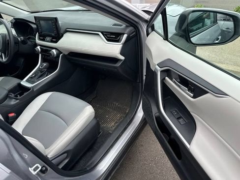 Used 2022 Toyota RAV4 XLE Premium AWD/4WD image 6
