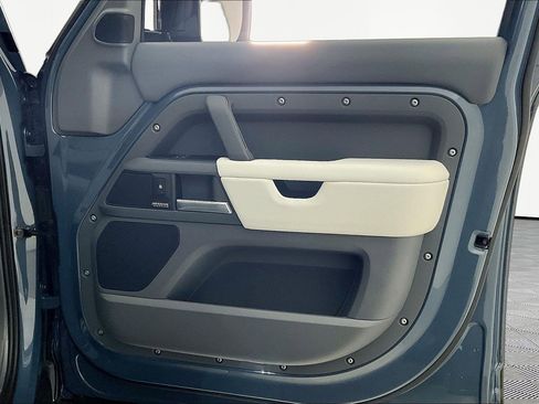 Used 2025 Land Rover Defender 110 X-Dynamic SE image 28