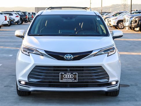 Used 2022 Toyota Sienna Platinum image 2