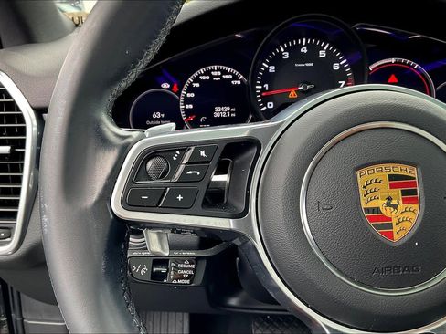 Used 2023 Porsche Cayenne Coupe image 19