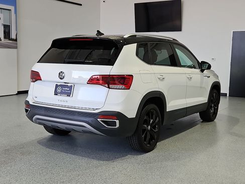 Used 2023 Volkswagen Taos SE w/ Panoramic Sunroof Package FWD image 8