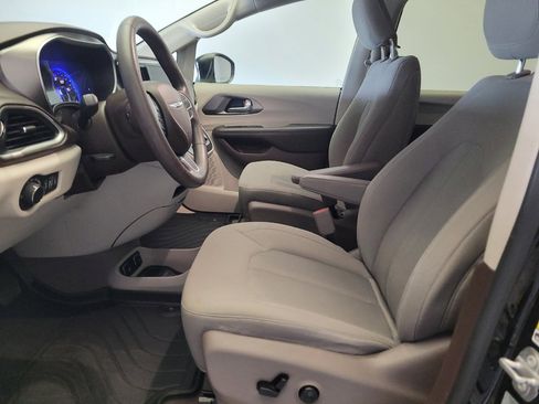 Used 2017 Chrysler Pacifica Touring FWD image 17