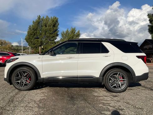 Used 2025 Ford Explorer ST-Line w/ Premium Package image 3