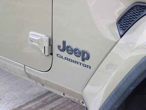 Used 2020 Jeep Gladiator Sport w/ Quick Order Package 24S AWD/4WD image 2