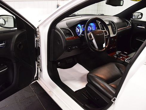 Used 2013 Chrysler 300 RWD image 13