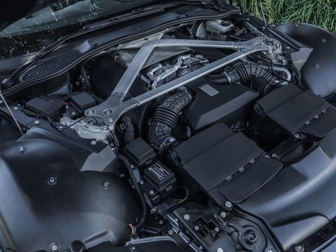 Used 2022 Aston Martin V8 Vantage Roadster RWD image 25