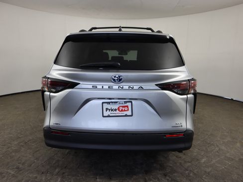Used 2023 Toyota Sienna XLE image 7