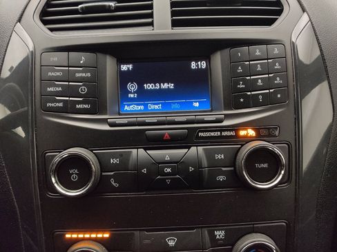 Used 2018 Ford Explorer XLT FWD image 25