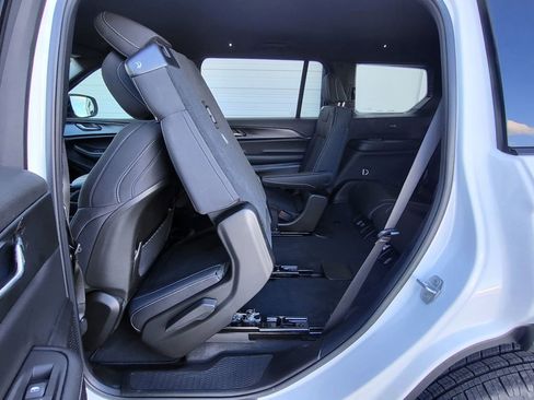 New 2025 Jeep Grand Cherokee L Laredo w/ Luxury Tech Group I image 25