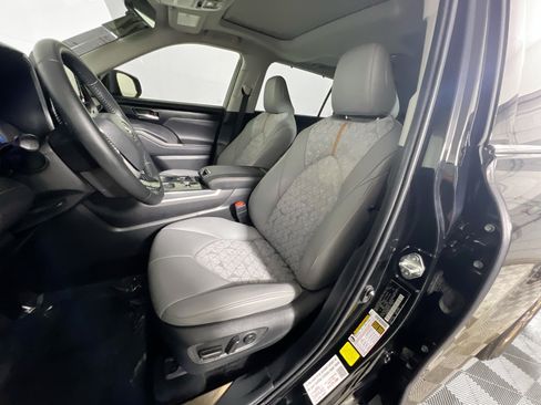 Used 2022 Toyota Highlander Bronze Edition FWD image 15