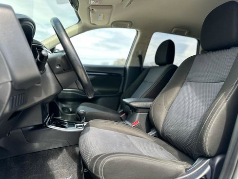 Used 2017 Mitsubishi Outlander SE AWD/4WD image 17