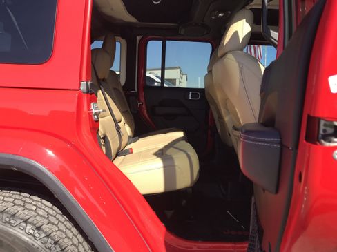 Used 2018 Jeep Wrangler Unlimited Sahara image 17