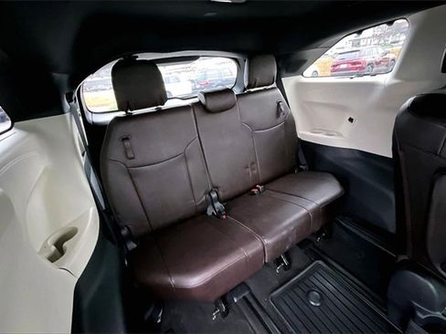 Used 2022 Toyota Sienna Platinum image 31