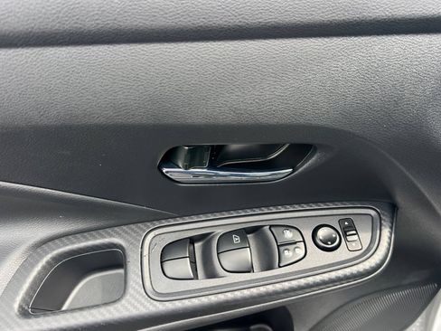 Used 2025 Nissan Versa SV FWD image 8
