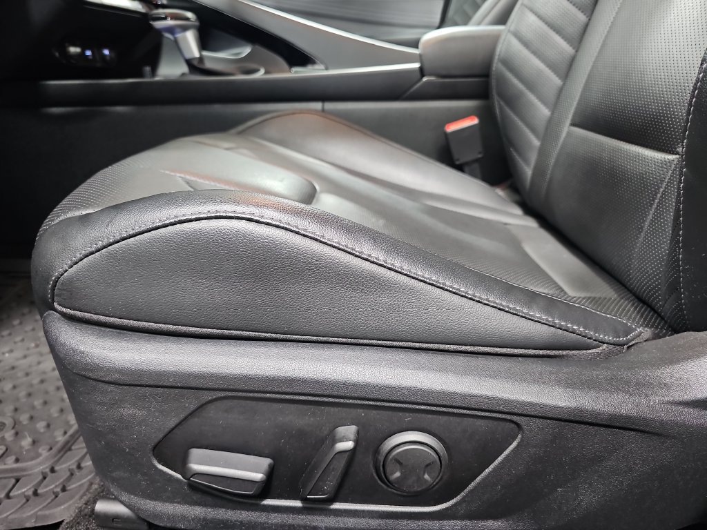 Used 2023 Hyundai Elantra Limited w/ Preferred Accessory Package FWD image 31