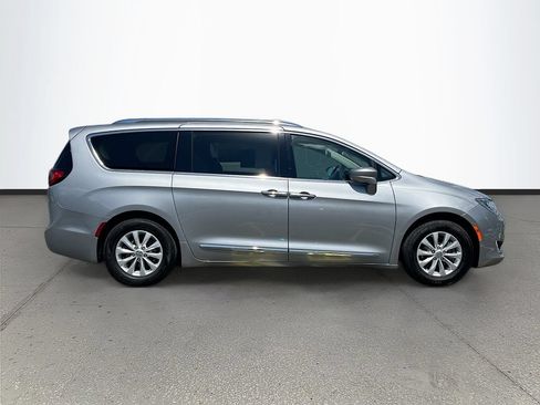 Used 2018 Chrysler Pacifica Touring-L Plus FWD image 8