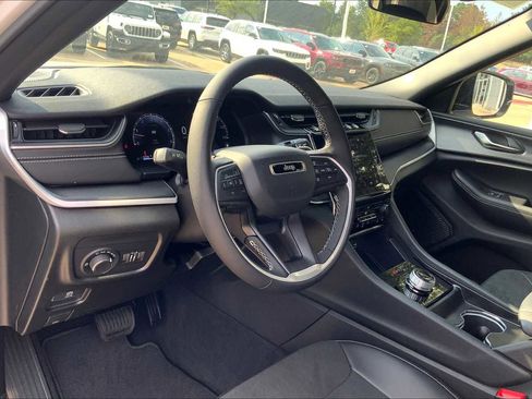 New 2025 Jeep Grand Cherokee Altitude image 8