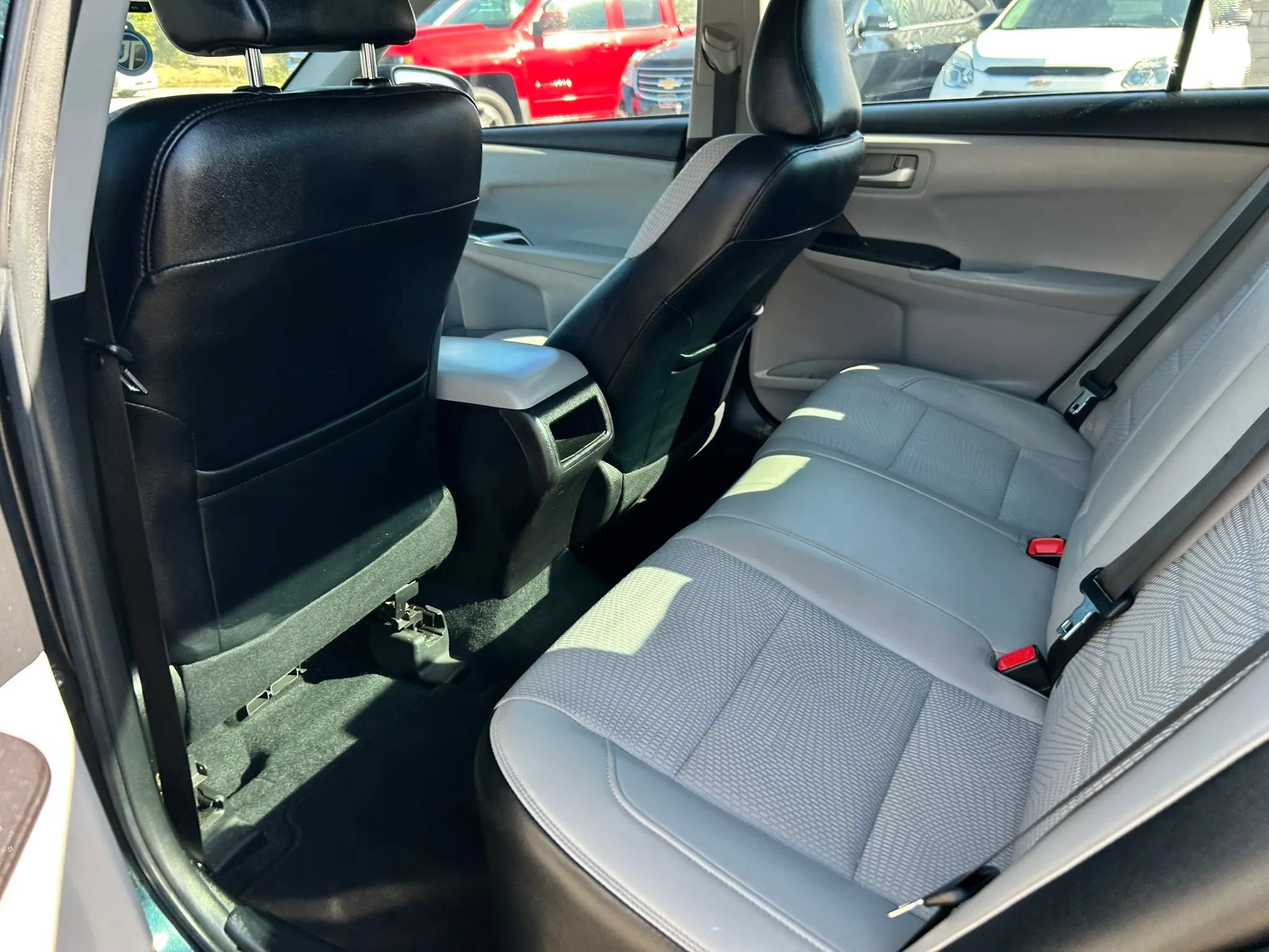 Used 2016 Toyota Camry SE w/ Moonroof Package FWD image 35
