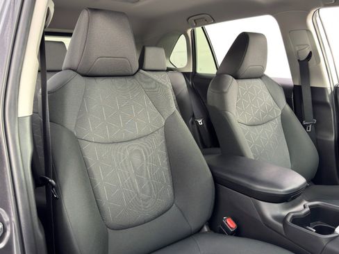 Used 2022 Toyota RAV4 XLE image 32