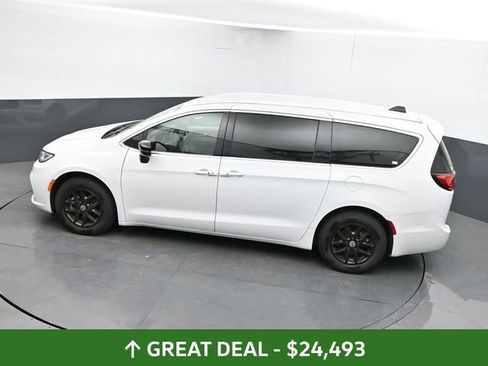Used 2024 Chrysler Pacifica Touring-L FWD image 43