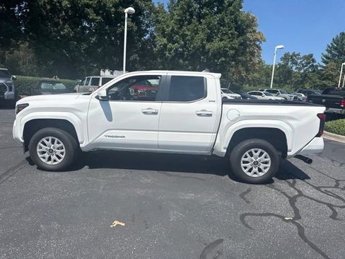 Used 2025 Toyota Tacoma SR5 AWD/4WD image 8