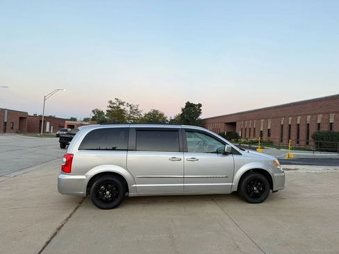 Used 2012 Chrysler Town & Country Touring image 5