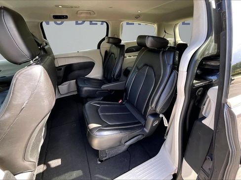 Used 2023 Chrysler Pacifica Touring-L FWD image 22