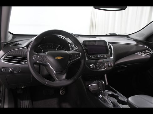 Used 2017 Chevrolet Malibu LT FWD image 6