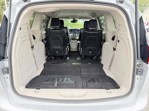 Used 2022 Chrysler Pacifica Touring-L FWD image 40