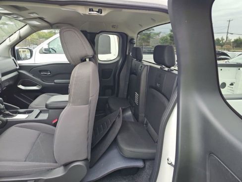 Used 2025 Nissan Frontier SV image 12