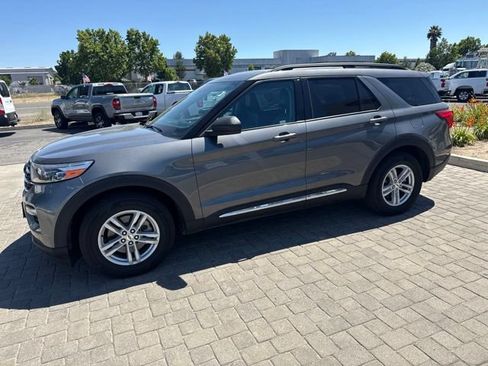 Used 2023 Ford Explorer XLT w/ Equipment Group 202A RWD image 4