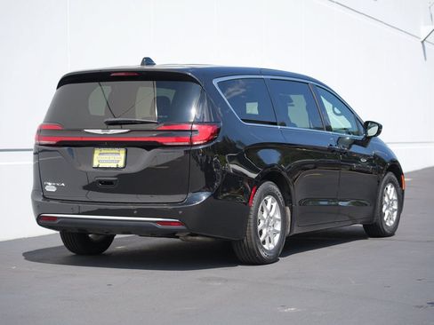 Used 2025 Chrysler Pacifica Select FWD image 3