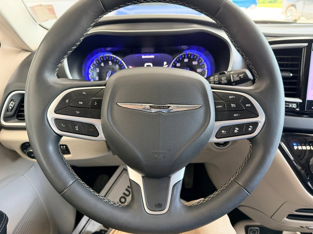 Used 2024 Chrysler Pacifica Touring-L FWD image 17