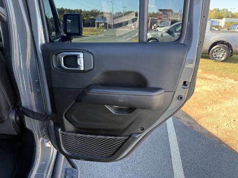 Used 2022 Jeep Wrangler Unlimited Sahara image 34