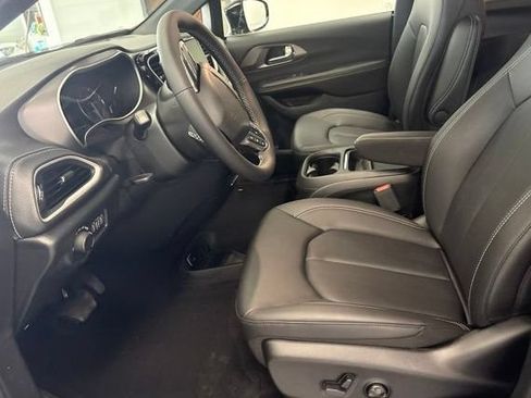 New 2027 Chrysler Pacifica Select AWD/4WD image 13