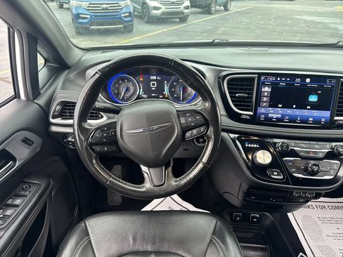 Used 2021 Chrysler Pacifica Touring-L w/ Uconnect Theater Family Group FWD image 19